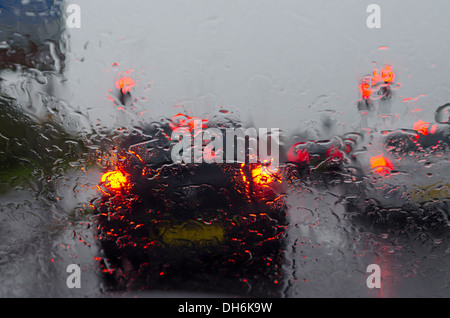 Blick durch die nassen Windschutzscheibe eines Autos während starkem Regen Regen Stockfoto