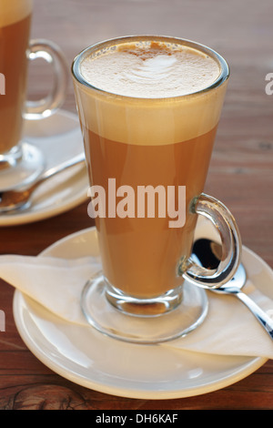 Kaffee Latte oder Caffe Latte in tall Latte Gläsern mit gedeckten Tisch Stockfoto