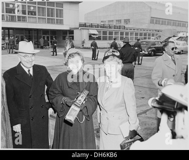 Foto von Präsident Truman, mit Frau Truman und Margaret Truman in Washington National Airport wird vorbereitet... 200129 Stockfoto