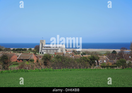 Ein Blick von der Kirche des Heiligen Nikolaus mit dem Meer hinaus im Dorf Salthouse, Norfolk, England, Vereinigtes Königreich. Stockfoto