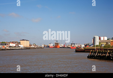 Eine Ansicht des Hafen von Great Yarmouth vom South Pier in Gorleston-on-Sea, Norfolk, England, Vereinigtes Königreich. Stockfoto