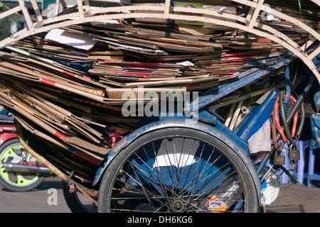 Ein hausgemachte Warenkorb von einem Mann zum Karton Wertstoffe sammeln sitzt auf einer Stadtstraße in Phnom Penh, Kambodscha. Stockfoto