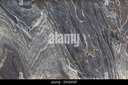 Vergleich die Hälfte des Kerns Platte gefaltet Banded Iron Formation oder BIF in grüner Schiefer aus Goldminen-Explorations-Projekt zeigen Stockfoto