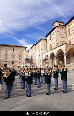 Italienische militärische Blaskapelle spielt in Perugia. Stockfoto