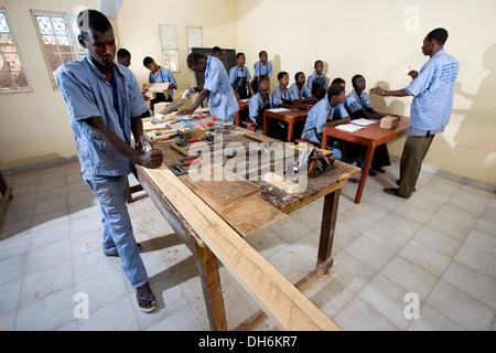 Männliche Studierende in Schreiner- und Holzarbeiten Training Klasse, Schule für benachteiligte und verlassenen Kinder, Nouakchott, Mauretanien Stockfoto