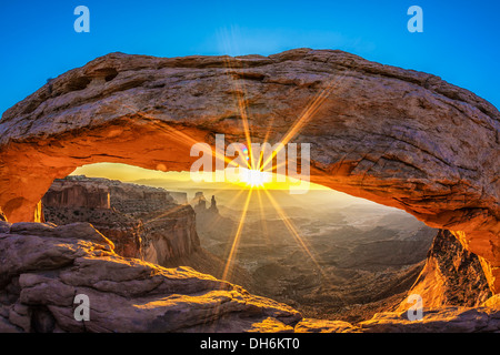 Sonnenaufgang am Mesa Arch im Canyonlands National Park in der Nähe von Moab, Utah, USA Stockfoto