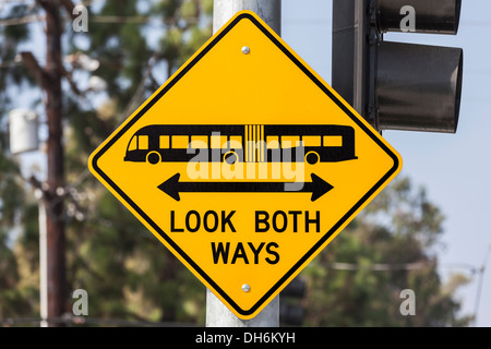 Suchen Sie Wege Bus- und Straßenbahn-Warnzeichen. Stockfoto