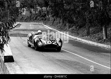 Jackie Epstein-Bill Wilks Cooper Monaco T61 Climax, britische private Eintrag für die Targa Florio, Sizilien 5. Mai 1963. Stockfoto