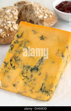 Shropshire Blue ein cremiges orange British Blauschimmelkäse mit Bauernbrot und Chutney serviert Stockfoto