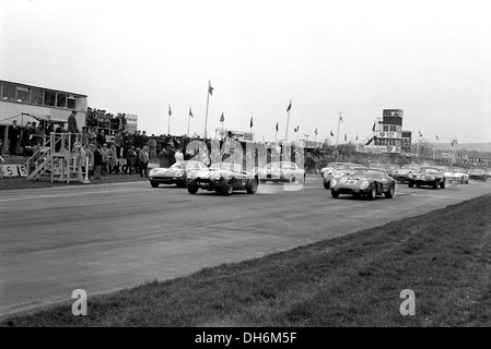 RAC Tourist Trophy zu starten. No9 Gardner Elva Mk 7er BMW, No5 John Coundley-Ian Raby - Lotus 19 Höhepunkt, Goodwood, 1964. Stockfoto