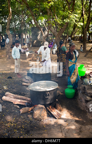 Inder Schule Kochen auf dem offenen Feuer an einem indischen Dorf High School. Andhra Pradesh, Indien Stockfoto