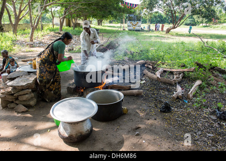 Inder Schule Kochen auf dem offenen Feuer an einem indischen Dorf High School. Andhra Pradesh, Indien Stockfoto