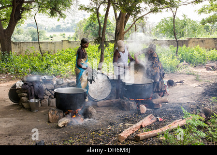 Inder Schule Kochen auf dem offenen Feuer an einem indischen Dorf High School. Andhra Pradesh, Indien Stockfoto