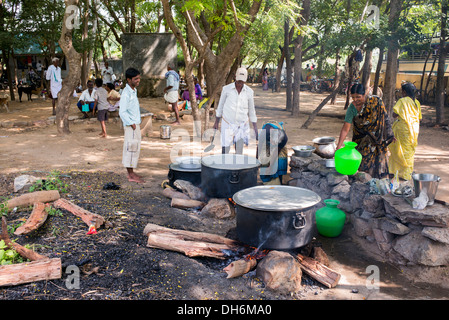 Inder Schule Kochen auf dem offenen Feuer an einem indischen Dorf High School. Andhra Pradesh, Indien Stockfoto