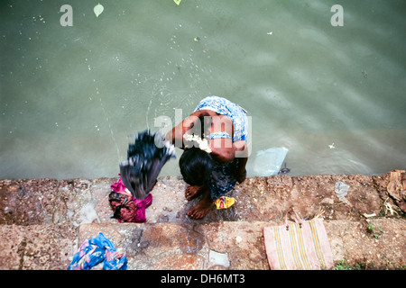 einheimische Frau die Wäsche draußen in öffentlichen Indien Stockfoto