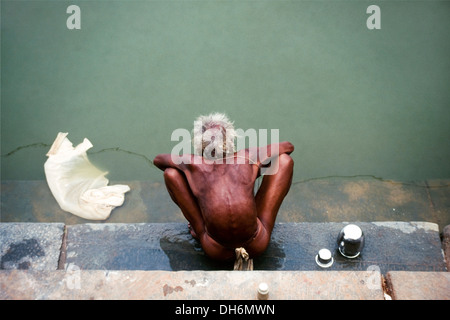 lokale Mann Waschen und Baden außerhalb in öffentlichen Indien Stockfoto