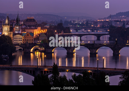 Blick auf Prag Brücken über Moldau am Abend Stockfoto