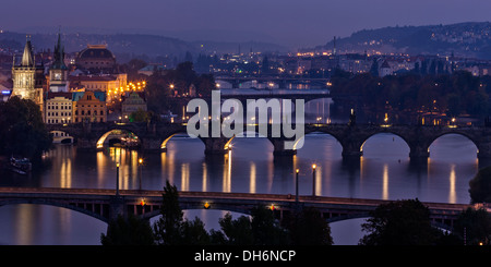 Blick auf Prag Brücken über Moldau am Abend Stockfoto