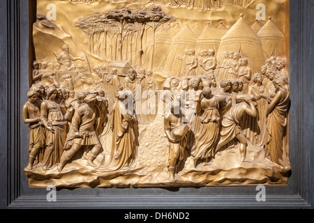 Detail mit Soldaten beten auf das Tor des Paradieses - Baptisterium San Giovanni, Florenz Italien Stockfoto