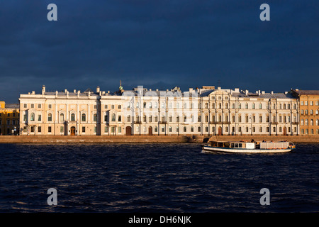 Flußdamm Newa in Sankt Petersburg, Russland Stockfoto