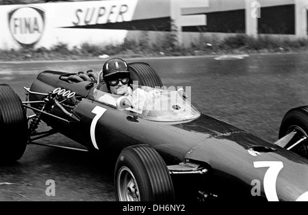 Graham Hill racing in einem BRM P261 in La Source Haarnadel, Grand Prix von Belgien, Spa-Francorchamps, Belgien 13. Juni 1965. Stockfoto