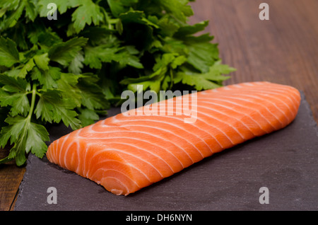 Lachs und Petersilie auf Tafel Schiefer Stockfoto