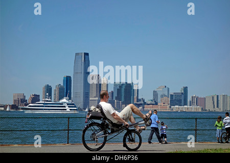 Fahrradfahren auf Governors Island Skyline pier Stockfoto