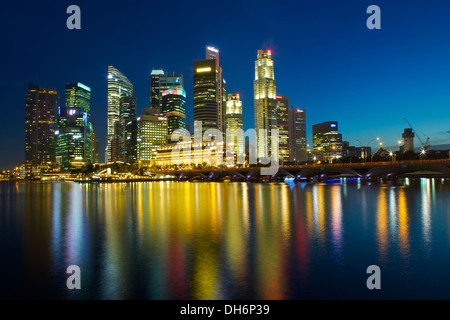 Singapur Skyline Central Business District und Marina Bay bei Nacht. Stockfoto