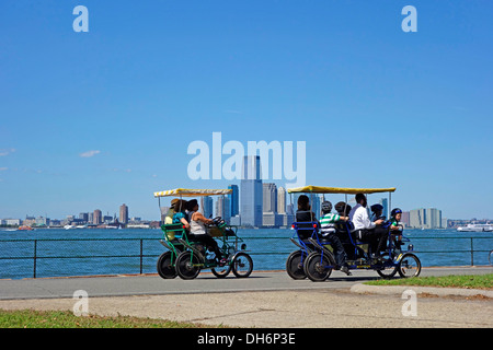 Fahrradfahren auf Governors Island Skyline pier Stockfoto