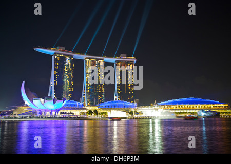 Abendliche Lasershow auf Marina Bay, Singapore. Stockfoto