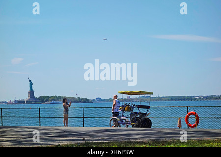 Fahrradfahren auf Governors Island Skyline pier Stockfoto