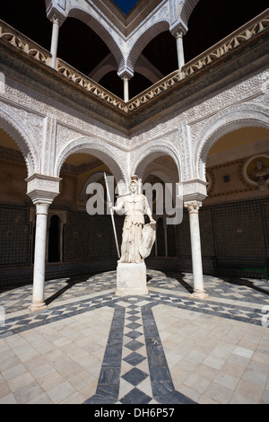 Skulptur im Innenhof der Casa de Pilatos in Sevilla, Spanien Stockfoto