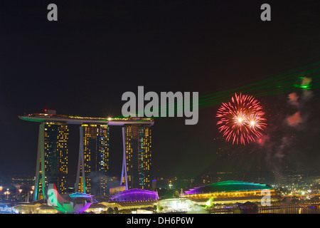 National Day Parade Feuerwerk & Laserlicht zeigen über Marina Bay, Singapur. Stockfoto