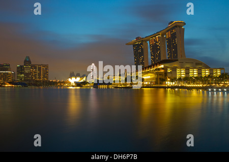 Marina Bay, Singapur vor Sonnenaufgang. Stockfoto