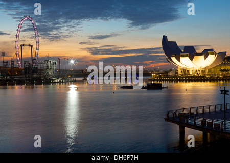 Singapore Flyer und das Singapore Art Museum der Wissenschaften bei Sonnenaufgang, Marina Bay, Singapore. Stockfoto