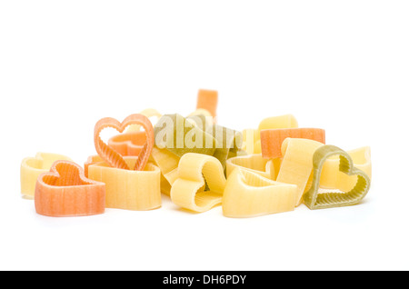 Farbenfrohe italienischen Pasta auf weißem Hintergrund in Herzform Stockfoto