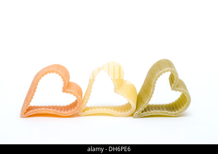 Italienischen Pasta in Orange, gelb und Grün in Herzform Stockfoto