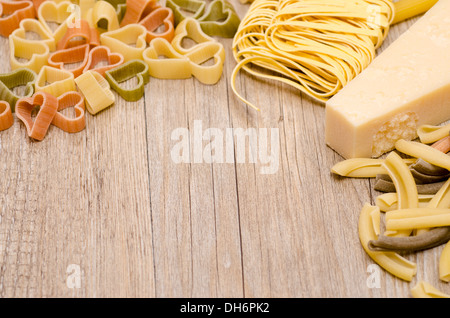 Pasta-Nudeln und Parmesan mit Text Platz für Werbung auf Holzbrett Stockfoto