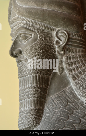 Berlin. Deutschland. Pergamon-Museum, assyrischer Lamassu in der assyrischen Palast-Kammer. Stockfoto