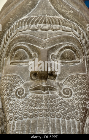 Berlin. Deutschland. Pergamon-Museum, assyrischer Lamassu in der assyrischen Palast-Kammer. Stockfoto