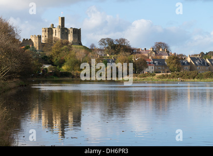 Warkworth Castle spiegelt sich in den Fluss Coquet, Northumberland, England, UK Stockfoto