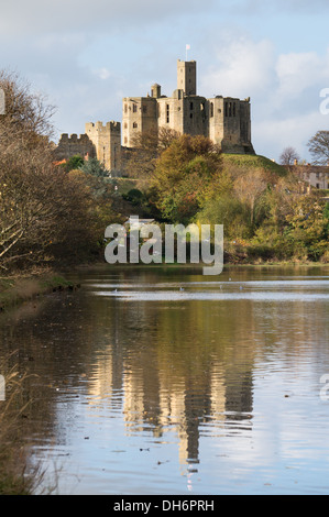 Warkworth Castle spiegelt sich in den Fluss Coquet, Northumberland, England, UK Stockfoto