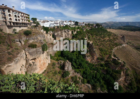 Häuser am Rande des Canyons in Ronda, Andalusien, Spanien Stockfoto