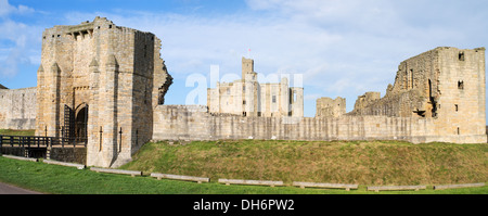 Panoramablick von der zerstörten mittelalterlichen Warkworth Castle in Northumberland, England, UK Stockfoto