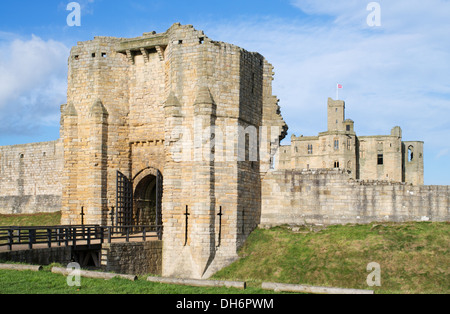 Haupttor, die zerstörten mittelalterlichen Warkworth Castle in Northumberland, England, UK Stockfoto