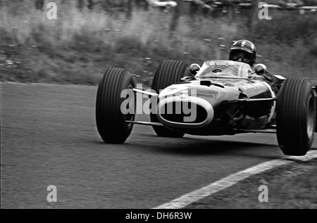 Graham Hill in einem BRM P261 auf dem Nürburgring, Deutschland 1966. Stockfoto