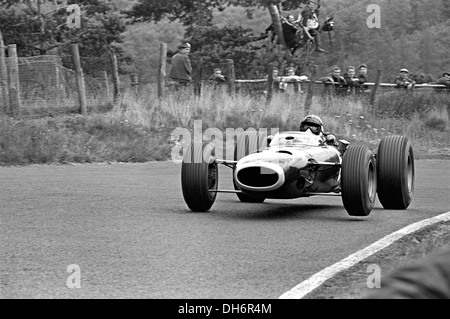 Graham Hill in einem BRM P261 auf dem Nürburgring, Deutschland 1966. Stockfoto