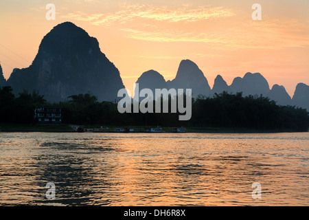 Sonnenuntergang auf dem Li-Fluss in der Nähe von Xingpin Dorf in China Stockfoto