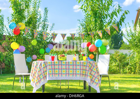 Vorbereitete Geburtstagstisch im grünen Sommergarten Stockfoto