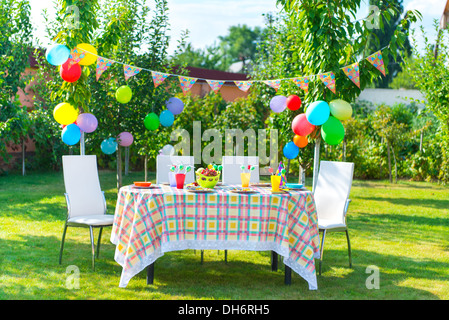 Vorbereitete Geburtstagstisch im grünen Sommergarten Stockfoto